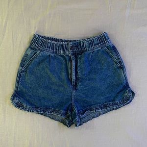 American Eagle ruffle jean shorts in a size 00